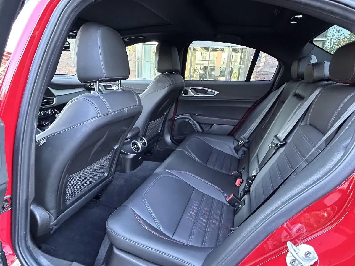 2024 Alfa Romeo Giulia 2.0T 280HP L4 8AT,autocango,china used car exporter,china ev exporter,chinese used car exporter,chinese used ev exporter