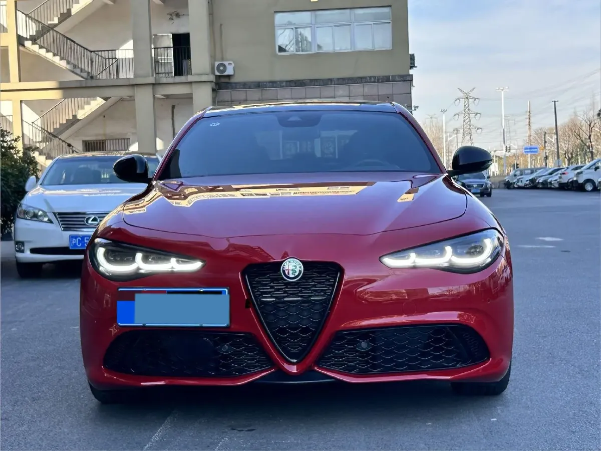 2024 Alfa Romeo Giulia 2.0T 280HP L4 8AT,autocango,china used car exporter,china ev exporter,chinese used car exporter,chinese used ev exporter