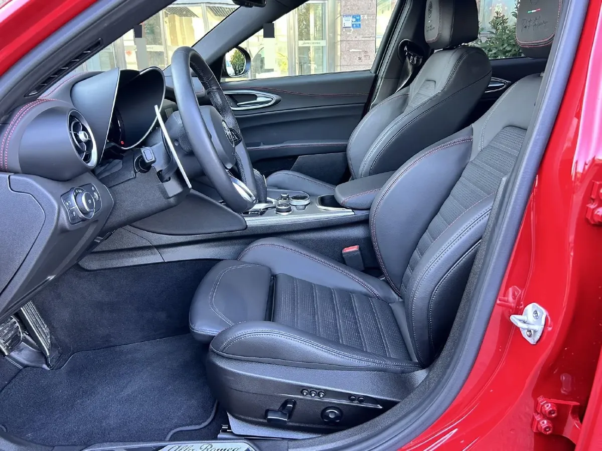 2024 Alfa Romeo Giulia 2.0T 280HP L4 8AT,autocango,china used car exporter,china ev exporter,chinese used car exporter,chinese used ev exporter