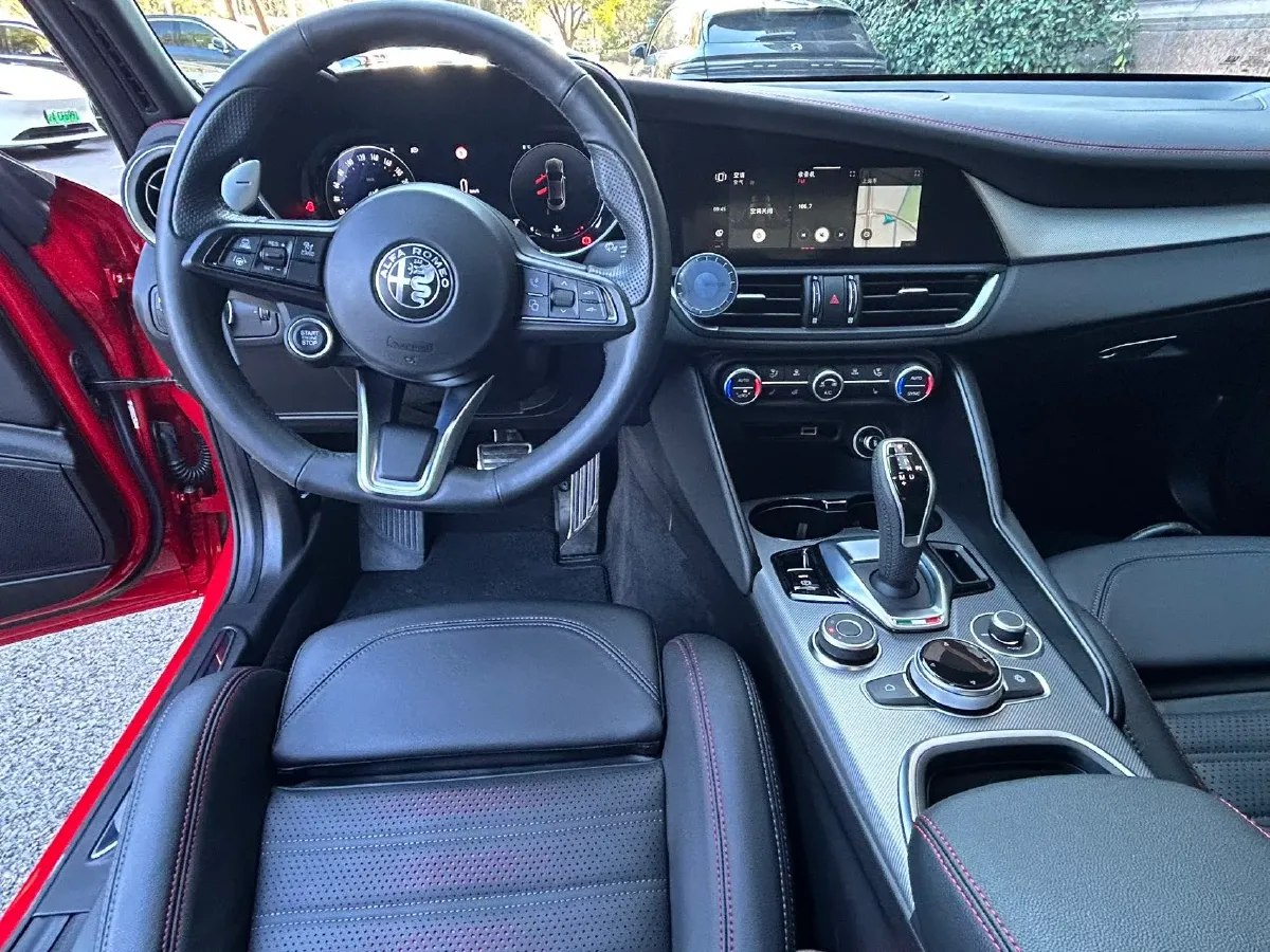 2024 Alfa Romeo Giulia 2.0T 280HP L4 8AT,autocango,china used car exporter,china ev exporter,chinese used car exporter,chinese used ev exporter