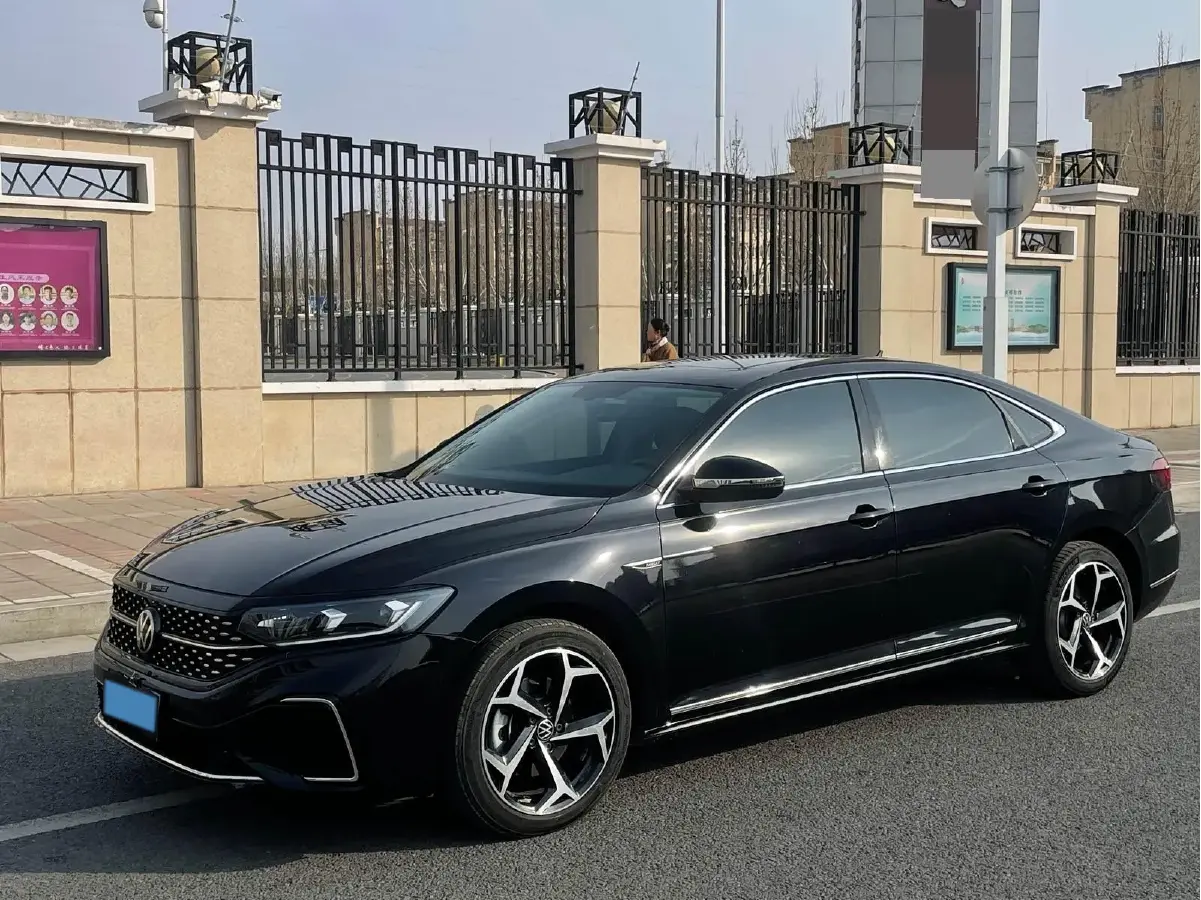 2025 Volkswagen Passat 2.0T 220HP L4 7DCT