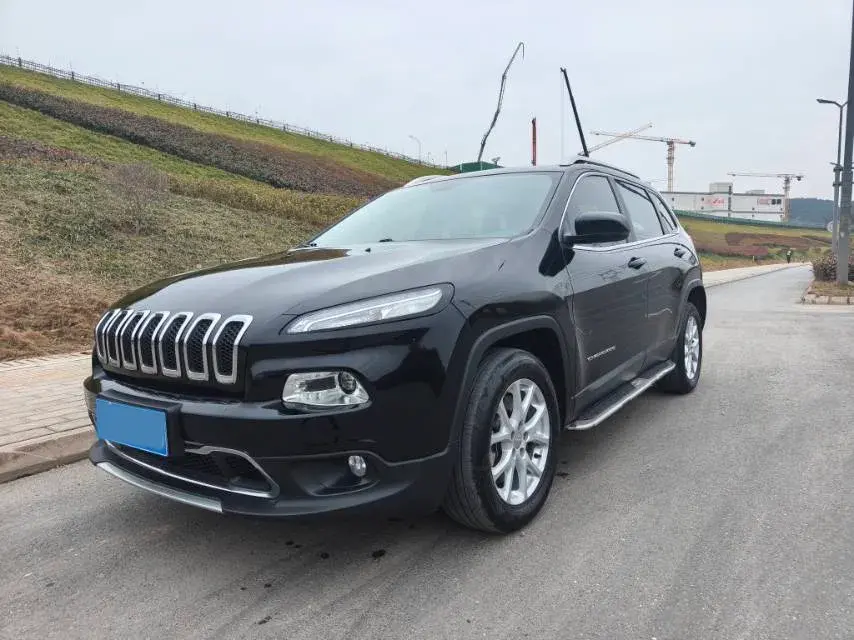 2017 Jeep Cherokee 2.0L 155HP L4 9AT