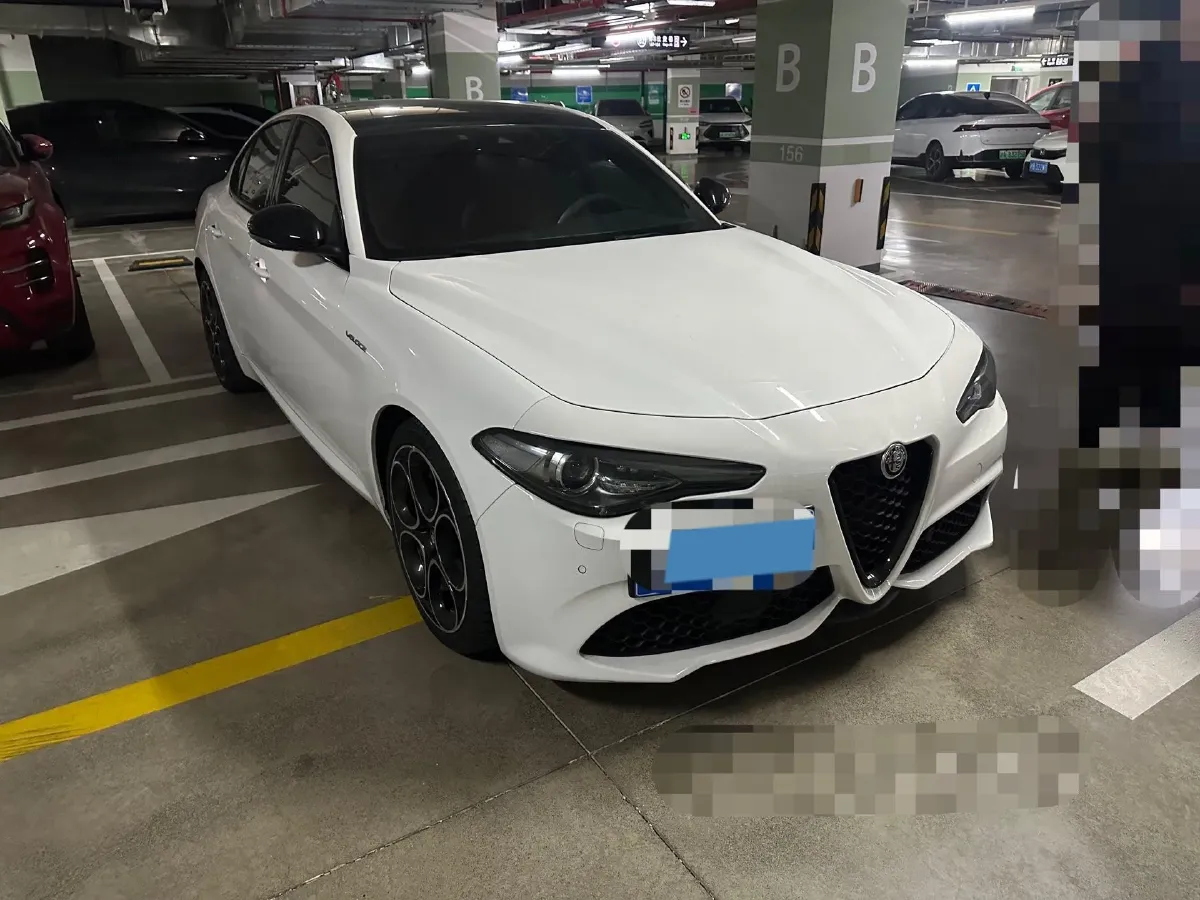 2022 Alfa Romeo Giulia 2.0T 280HP L4 8AT,autocango,china used car exporter,china ev exporter,chinese used car exporter,chinese used ev exporter