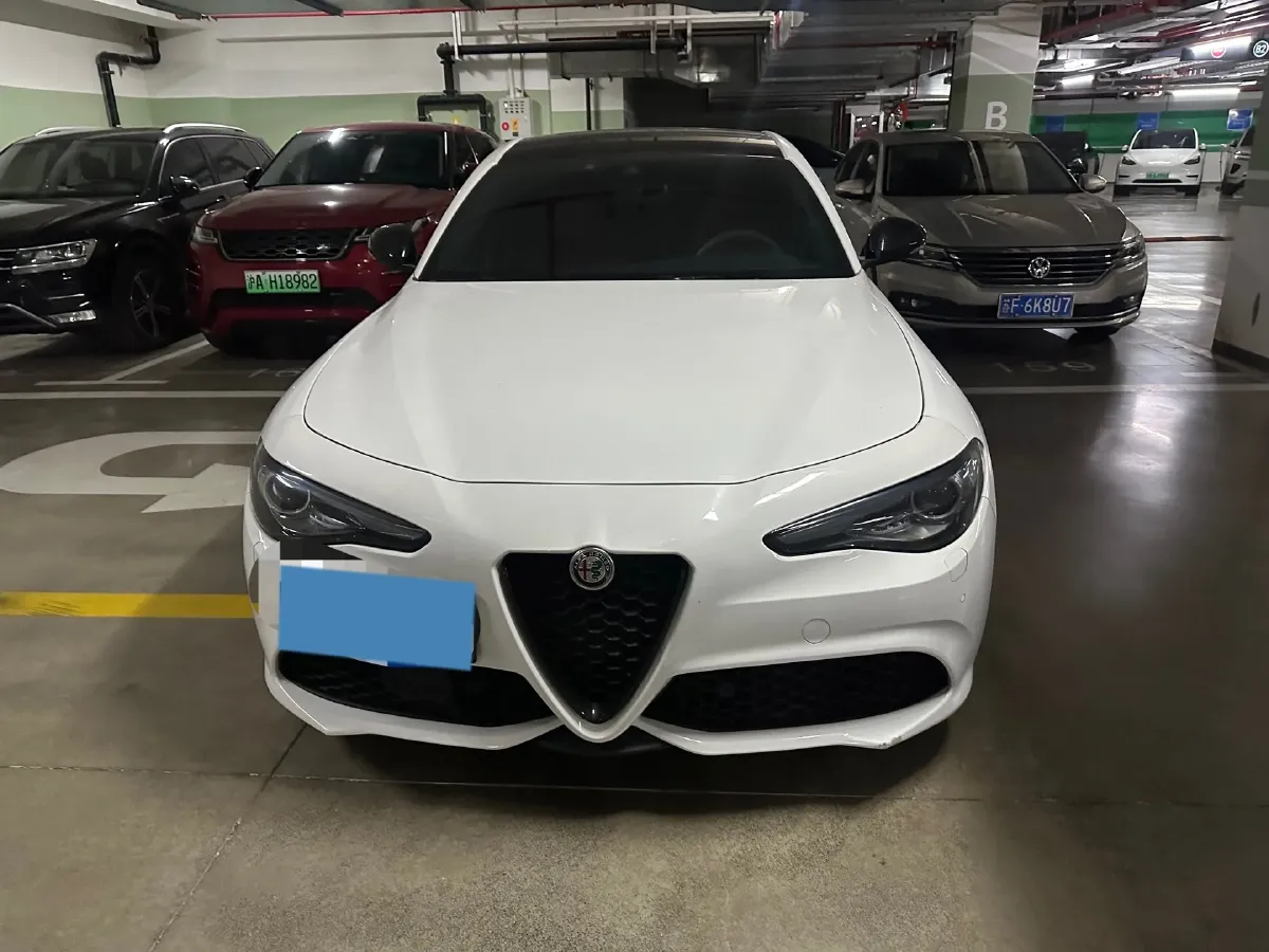 2022 Alfa Romeo Giulia 2.0T 280HP L4 8AT,autocango,china used car exporter,china ev exporter,chinese used car exporter,chinese used ev exporter