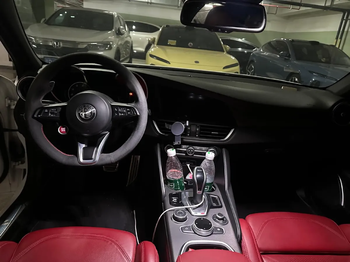 2022 Alfa Romeo Giulia 2.0T 280HP L4 8AT,autocango,china used car exporter,china ev exporter,chinese used car exporter,chinese used ev exporter