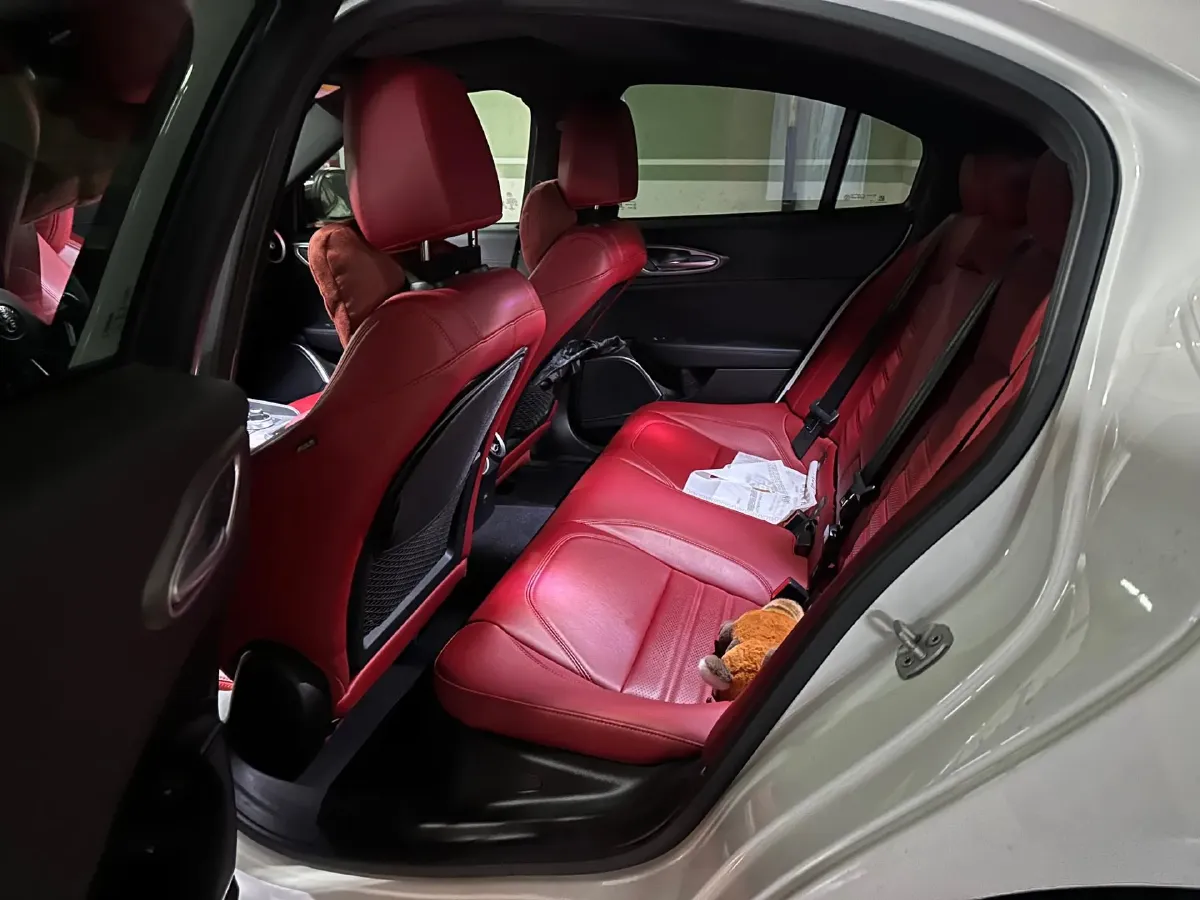 2022 Alfa Romeo Giulia 2.0T 280HP L4 8AT,autocango,china used car exporter,china ev exporter,chinese used car exporter,chinese used ev exporter