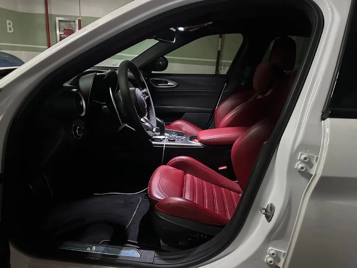 2022 Alfa Romeo Giulia 2.0T 280HP L4 8AT,autocango,china used car exporter,china ev exporter,chinese used car exporter,chinese used ev exporter