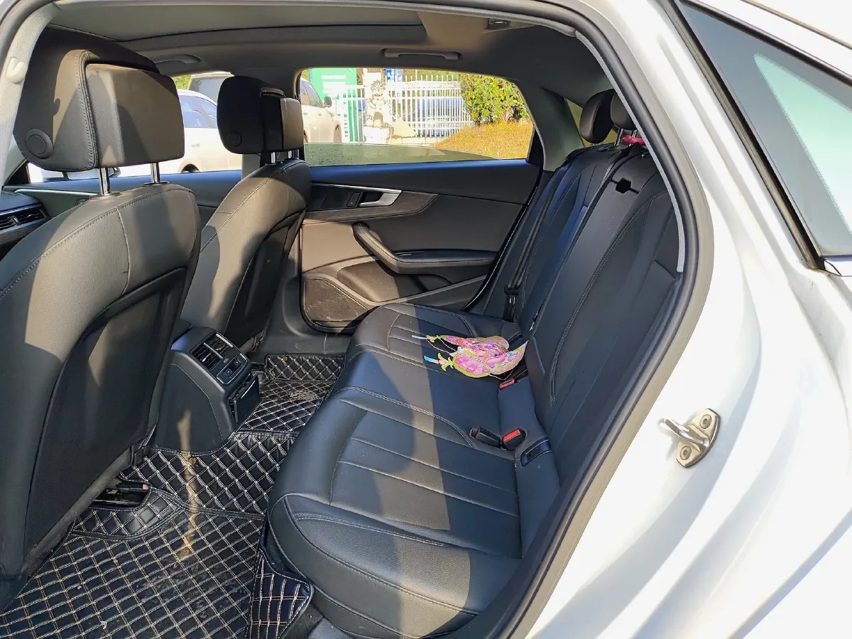 2022 Audi A4L 2.0T 190HP L4 7DCT,autocango,china used car exporter,china ev exporter,chinese used car exporter,chinese used ev exporter