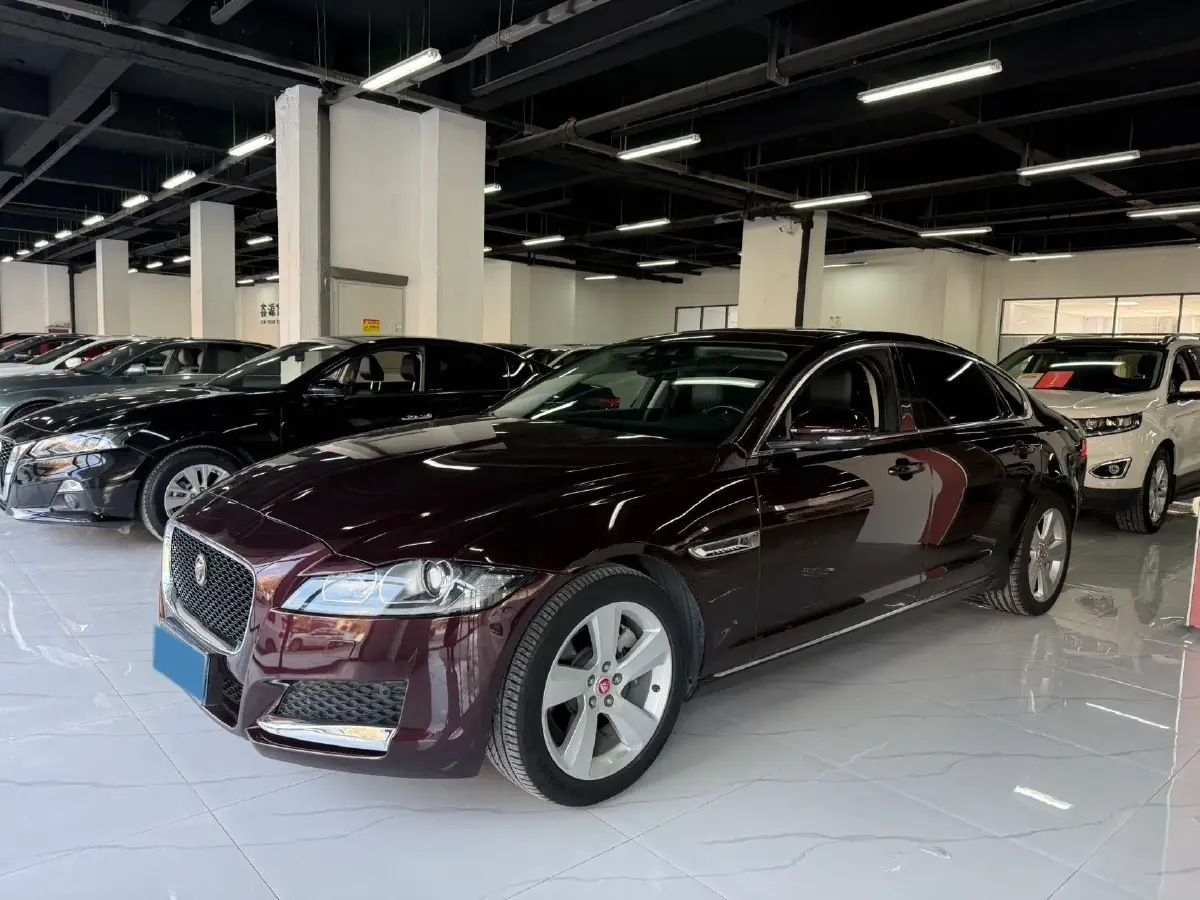 2018 Jaguar XFL 2.0T 200HP L4 8AT