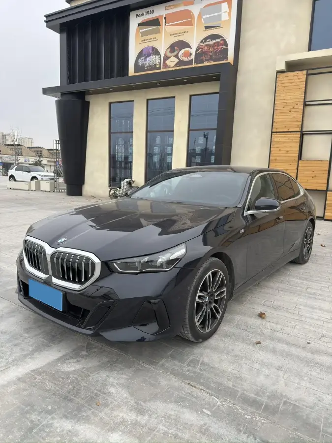 2024 BMW 5 Series 2.0T 190HP L4 8AT