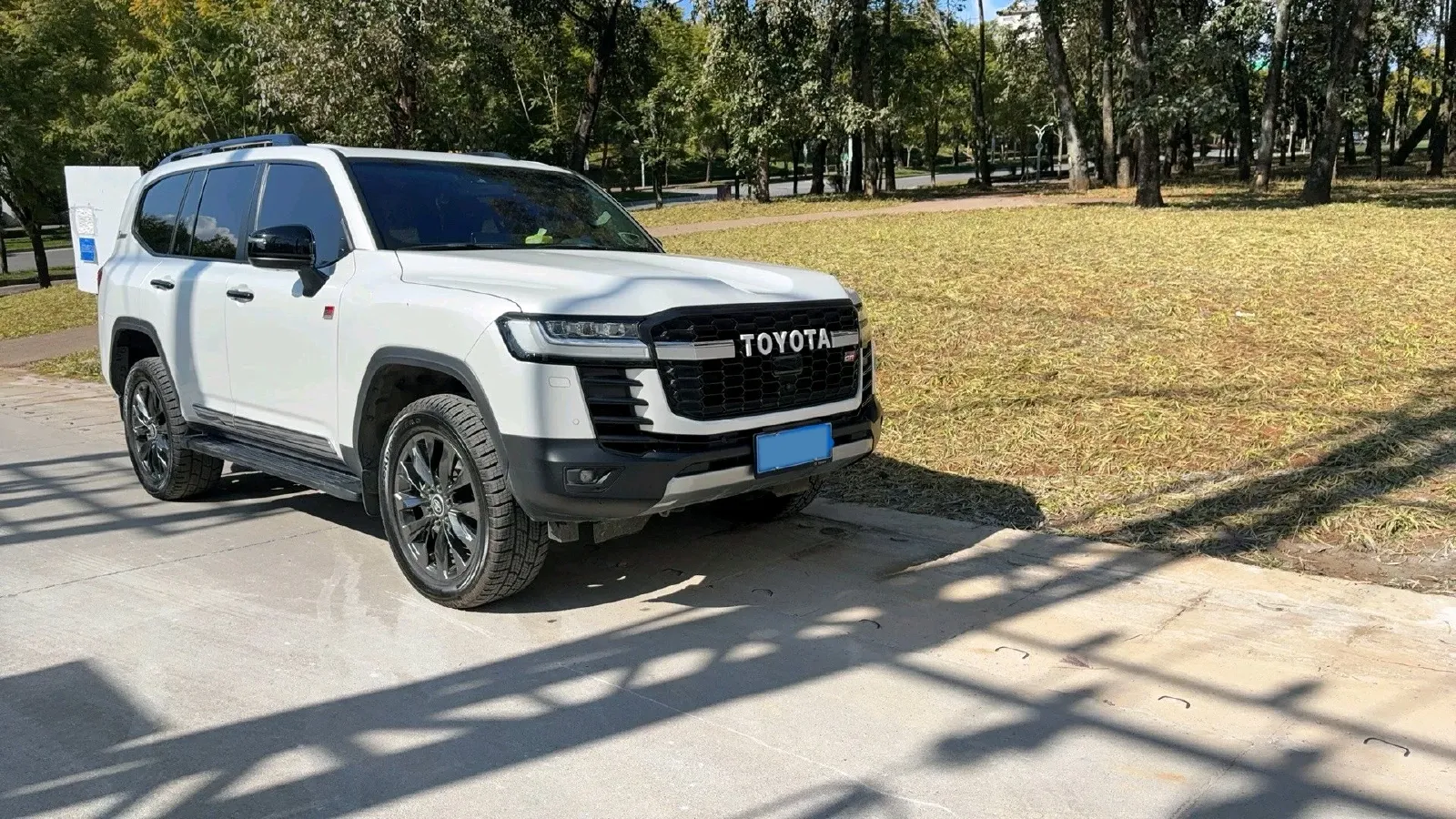 2022 Toyota Land Cruiser 3.4T 415HP V6 10AT,autocango,china used car exporter,china ev exporter,chinese used car exporter,chinese used ev exporter