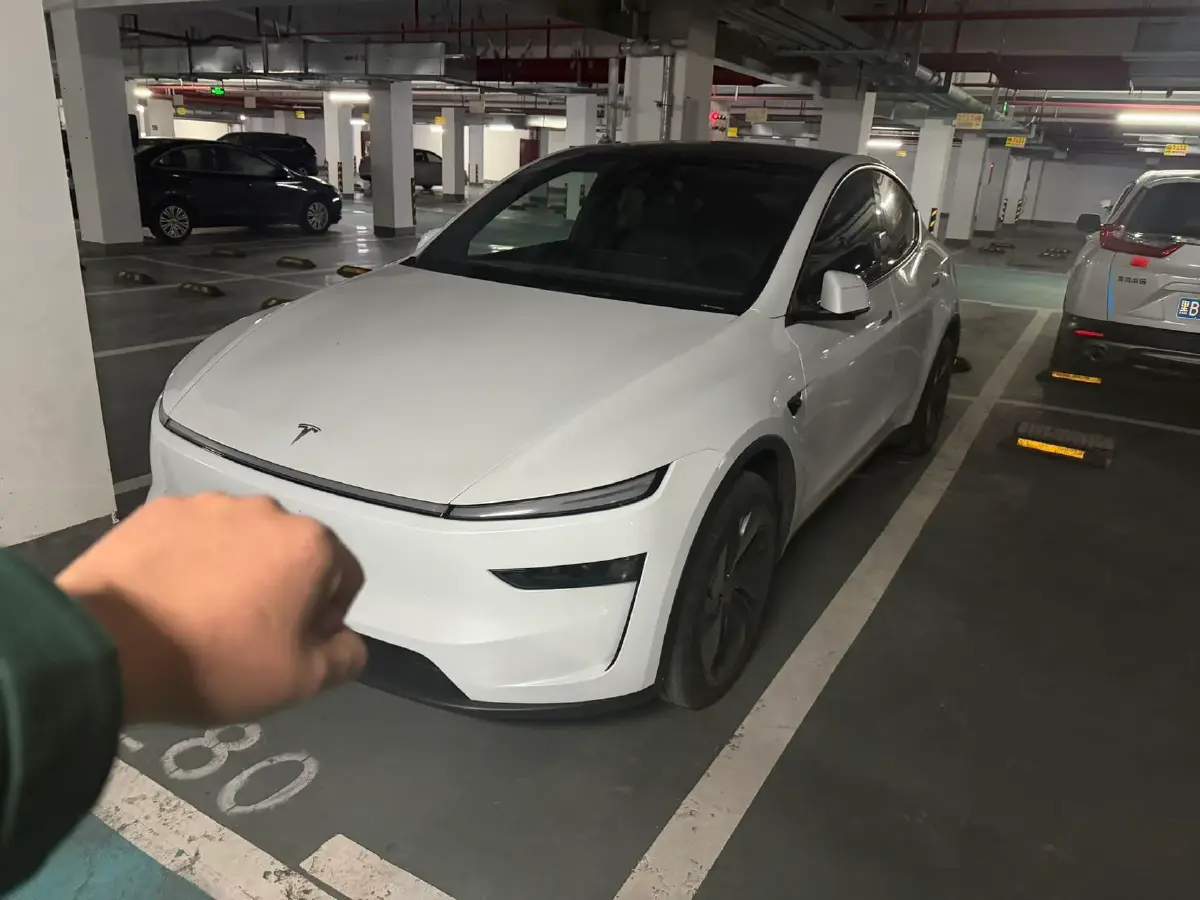 2026 Tesla Model Y BEV