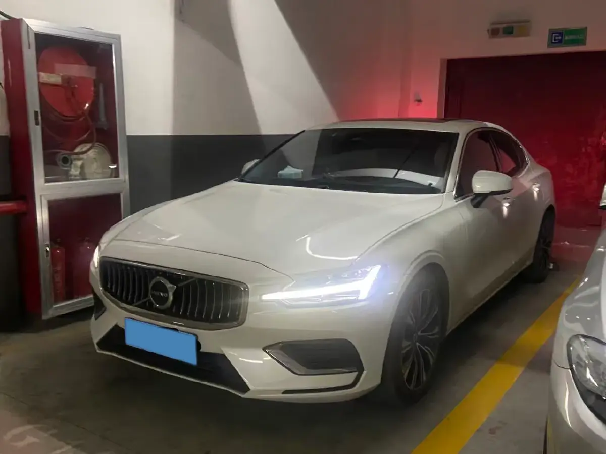 2024 Volvo S60 2.0T 197HP L4 7DCT