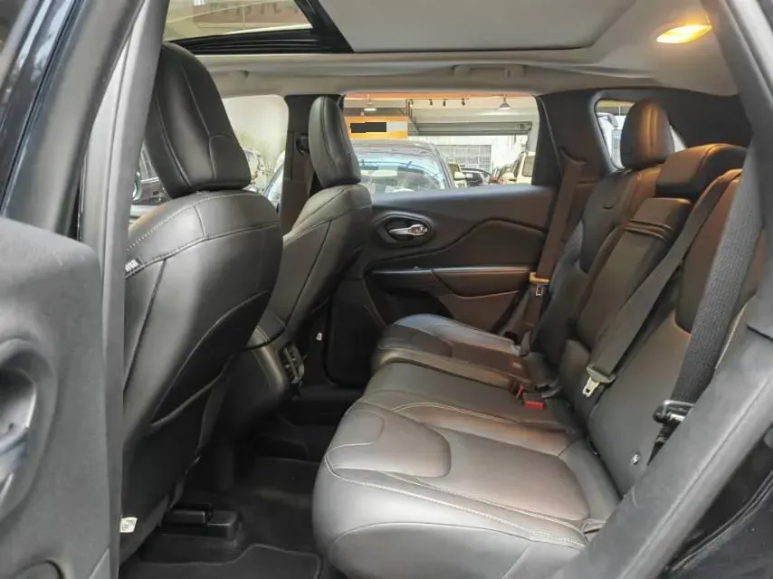 2017 Jeep Cherokee 2.0L 155HP L4 9AT,autocango,china used car exporter,china ev exporter,chinese used car exporter,chinese used ev exporter