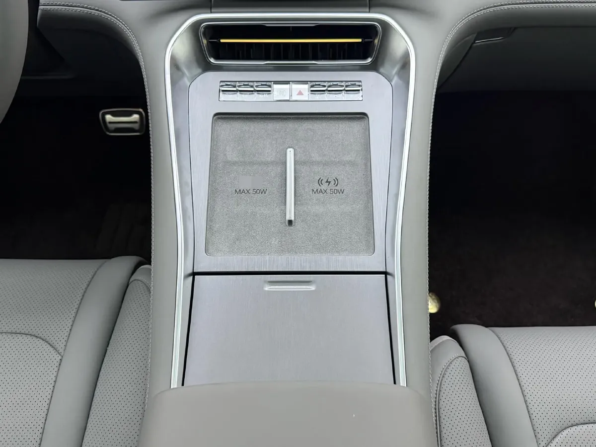 2025 Denza DenzaN9 2.0T 207HP L4 E-CVT PHEV,autocango,china used car exporter,china ev exporter,chinese used car exporter,chinese used ev exporter