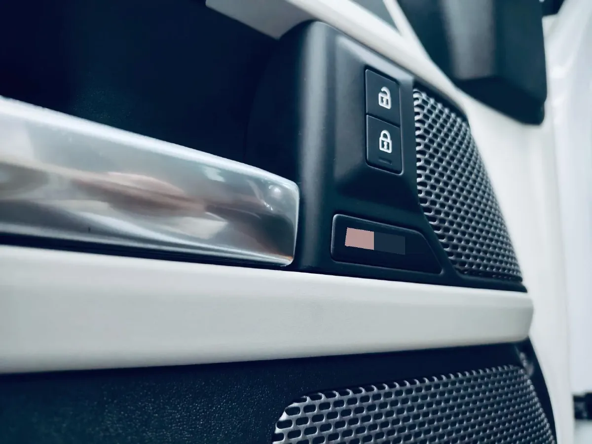 2024 Land Rover Defender 3.0T 400HP L6 8AT,autocango,china used car exporter,china ev exporter,chinese used car exporter,chinese used ev exporter