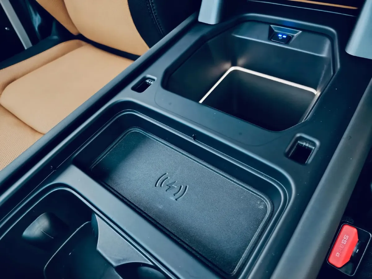 2024 Land Rover Defender 3.0T 400HP L6 8AT,autocango,china used car exporter,china ev exporter,chinese used car exporter,chinese used ev exporter