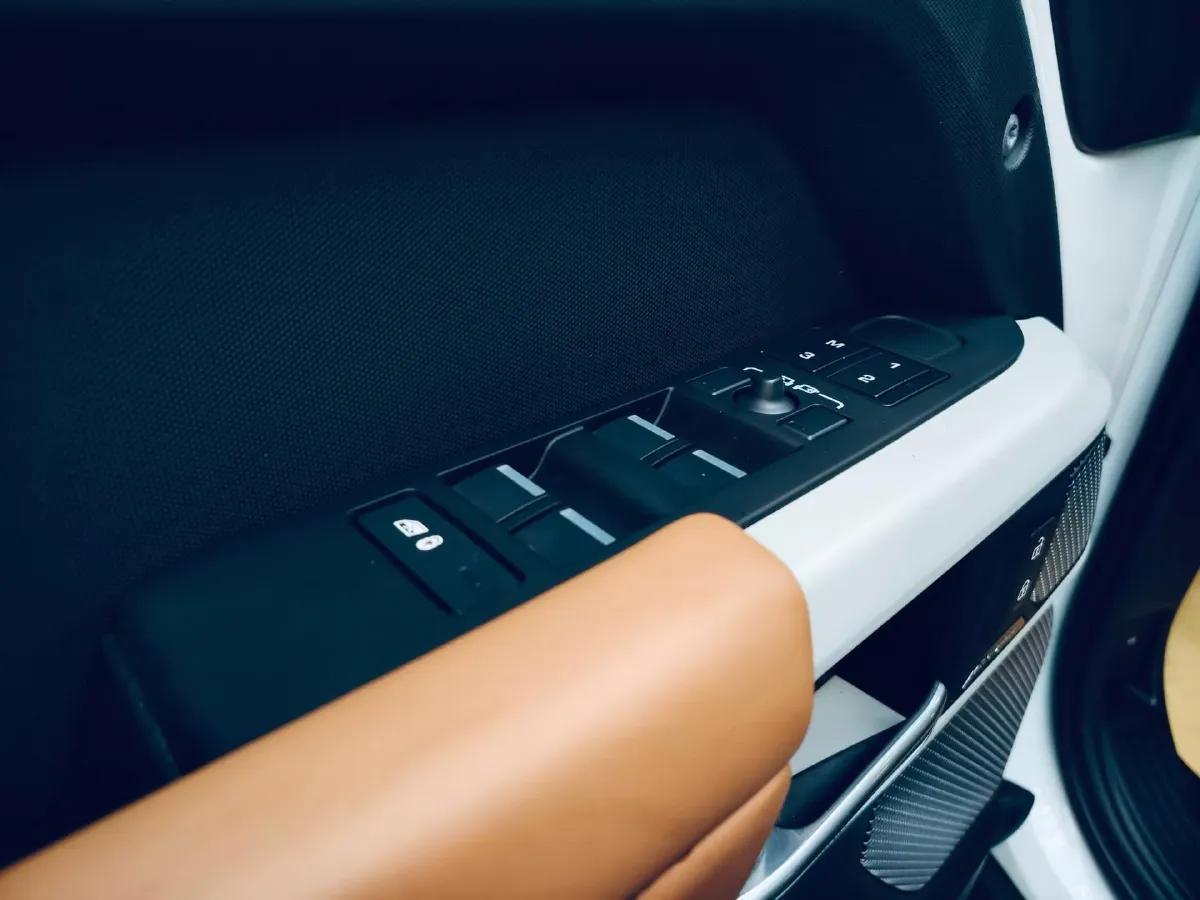 2024 Land Rover Defender 3.0T 400HP L6 8AT,autocango,china used car exporter,china ev exporter,chinese used car exporter,chinese used ev exporter