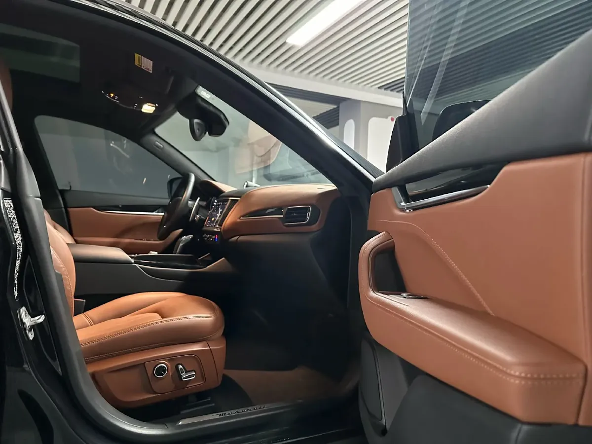 2022 Maserati Levante 2.0T 330HP L4 8AT,autocango,china used car exporter,china ev exporter,chinese used car exporter,chinese used ev exporter