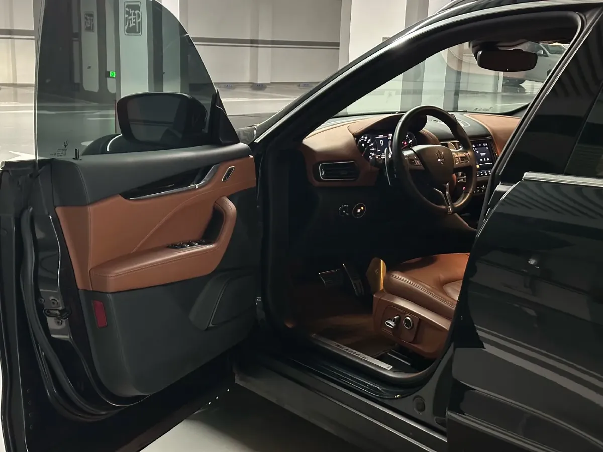 2022 Maserati Levante 2.0T 330HP L4 8AT,autocango,china used car exporter,china ev exporter,chinese used car exporter,chinese used ev exporter