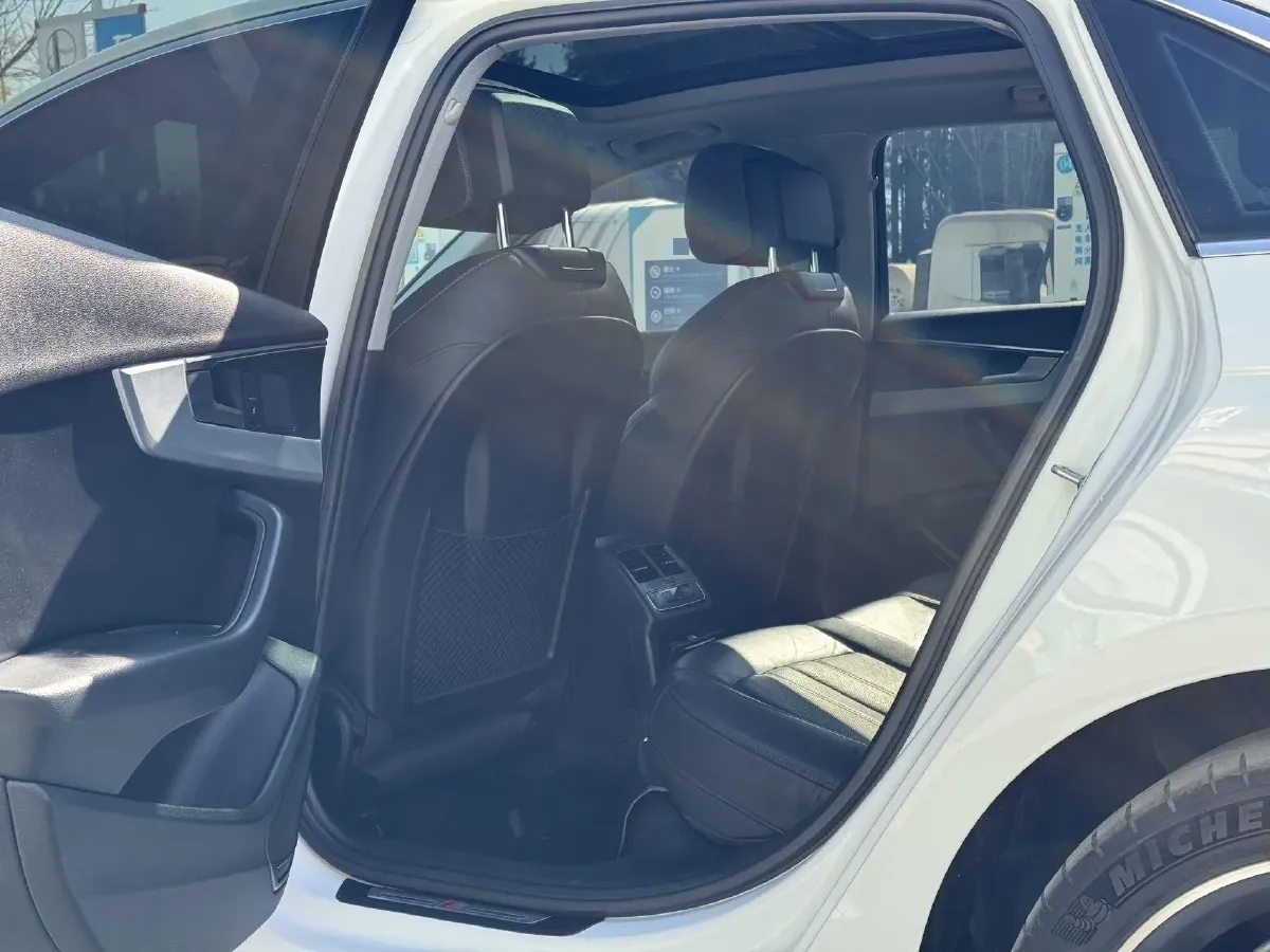 2021 Audi A4L 2.0T 190HP L4 7DCT,autocango,china used car exporter,china ev exporter,chinese used car exporter,chinese used ev exporter