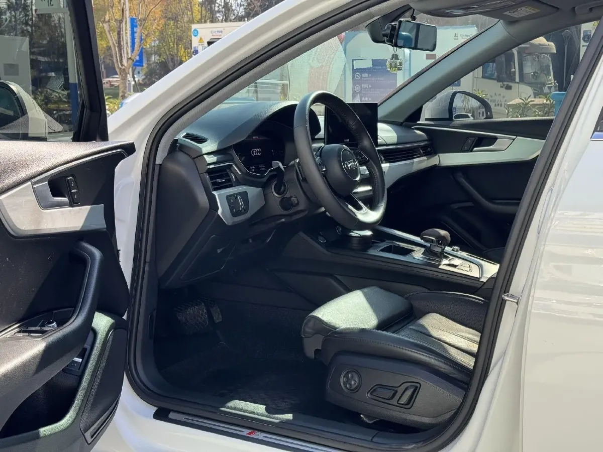 2021 Audi A4L 2.0T 190HP L4 7DCT,autocango,china used car exporter,china ev exporter,chinese used car exporter,chinese used ev exporter