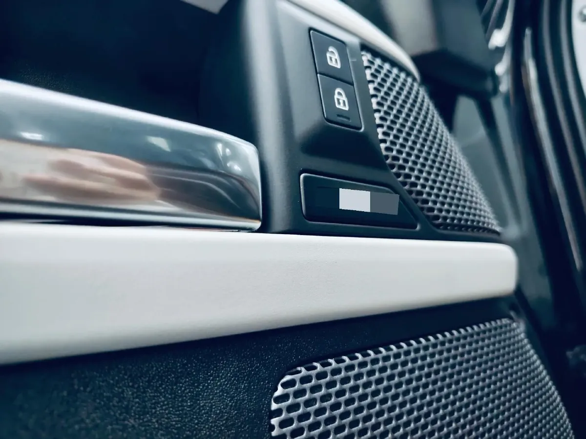 2023 Land Rover Defender 3.0T 400HP L6 8AT,autocango,china used car exporter,china ev exporter,chinese used car exporter,chinese used ev exporter