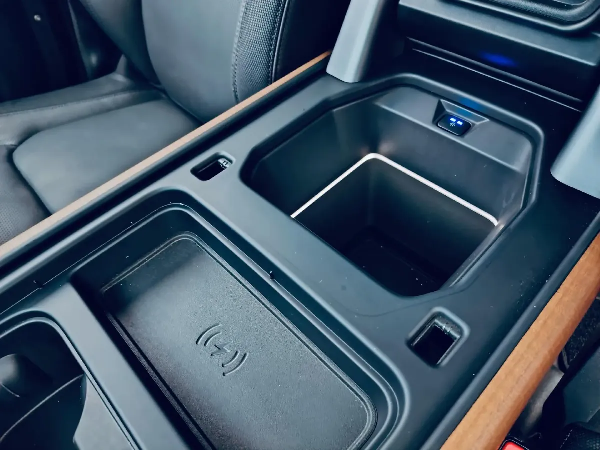 2023 Land Rover Defender 3.0T 400HP L6 8AT,autocango,china used car exporter,china ev exporter,chinese used car exporter,chinese used ev exporter