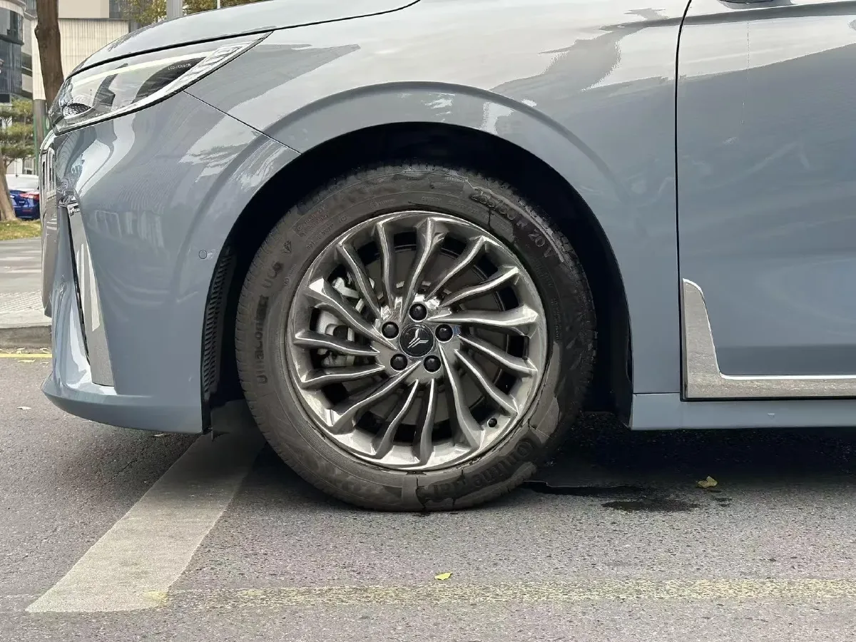 2022 Voyah Dream 1.5T 136HP L4 PHEV 25.57KWH,autocango,china used car exporter,china ev exporter,chinese used car exporter,chinese used ev exporter