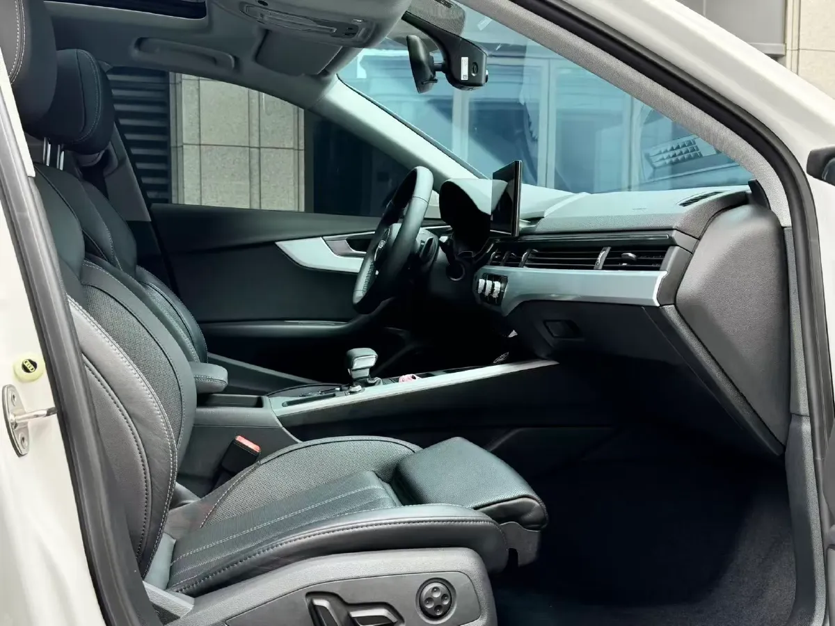 2023 Audi A4L 2.0T 190HP L4 7DCT,autocango,china used car exporter,china ev exporter,chinese used car exporter,chinese used ev exporter