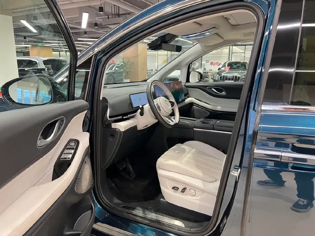 2025 Voyah Dream 1.5T 150HP L4 PHEV 41.7KWH,autocango,china used car exporter,china ev exporter,chinese used car exporter,chinese used ev exporter