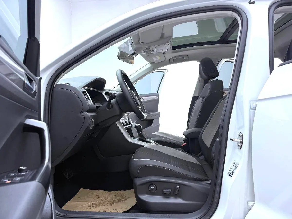 2021 Volkswagen T-Roc 1.4T 150HP L4 7DCT,autocango,china used car exporter,china ev exporter,chinese used car exporter,chinese used ev exporter