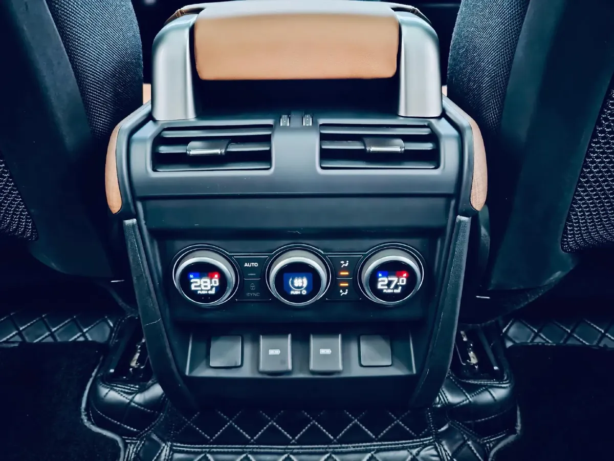 2023 Land Rover Defender 3.0T 400HP L6 8AT,autocango,china used car exporter,china ev exporter,chinese used car exporter,chinese used ev exporter