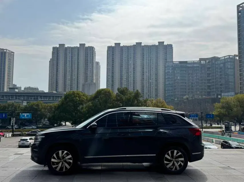 2019 Jeep Cherokee 2.0T 234HP L4 9AT,autocango,china used car exporter,china ev exporter,chinese used car exporter,chinese used ev exporter