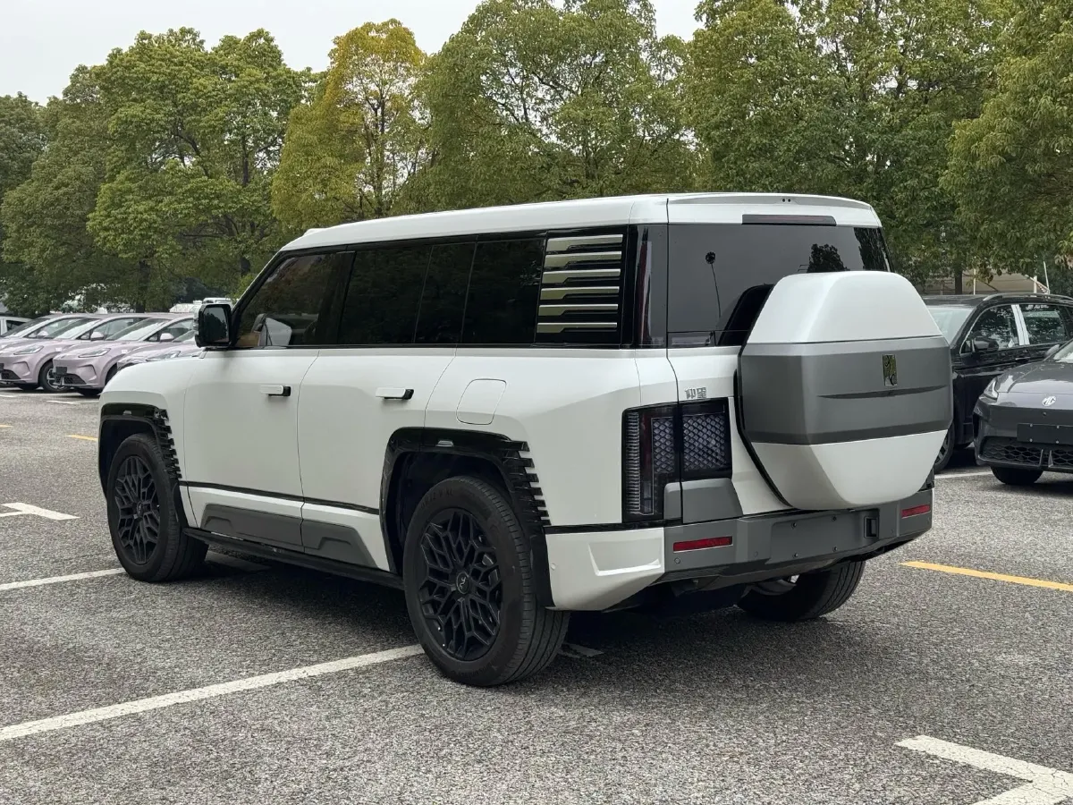 2023 YangWang U8 2.0T 272HP L4 REEV 49.05KWH,autocango,china used car exporter,china ev exporter,chinese used car exporter,chinese used ev exporter