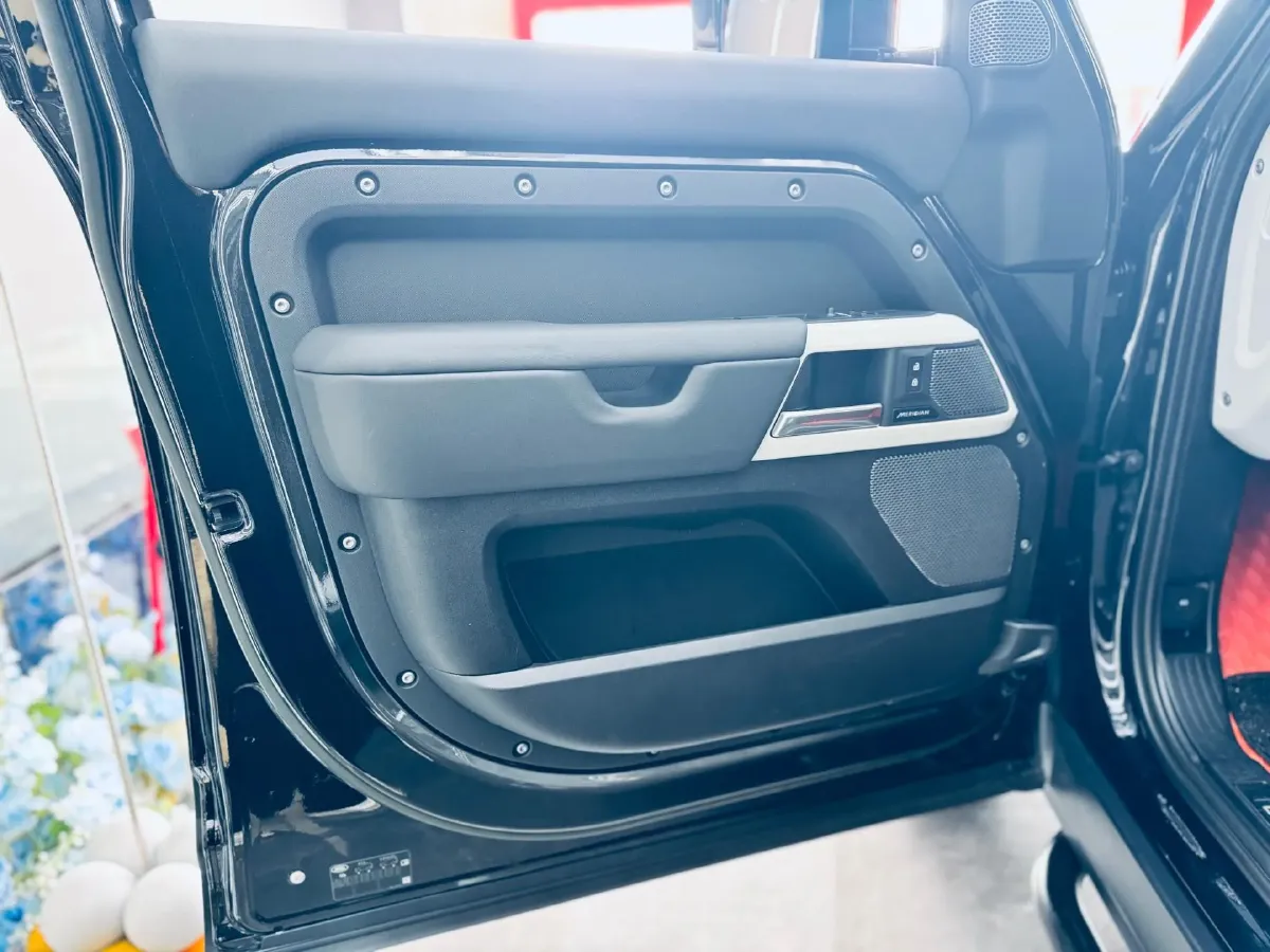 2023 Land Rover Defender 3.0T 400HP L6 8AT,autocango,china used car exporter,china ev exporter,chinese used car exporter,chinese used ev exporter