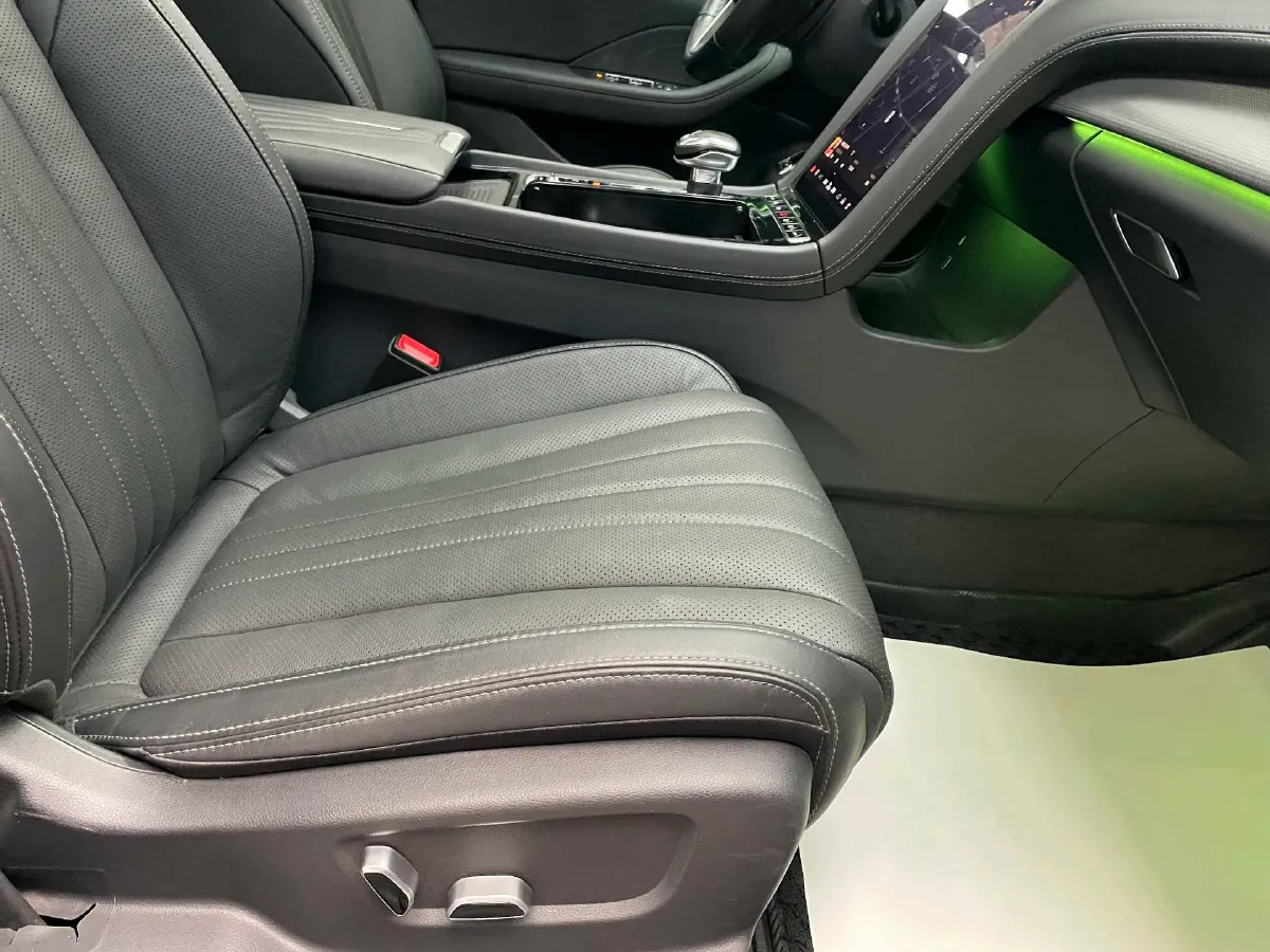 2023 HongQi H5 2.0T 224HP L4 8AT,autocango,china used car exporter,china ev exporter,chinese used car exporter,chinese used ev exporter