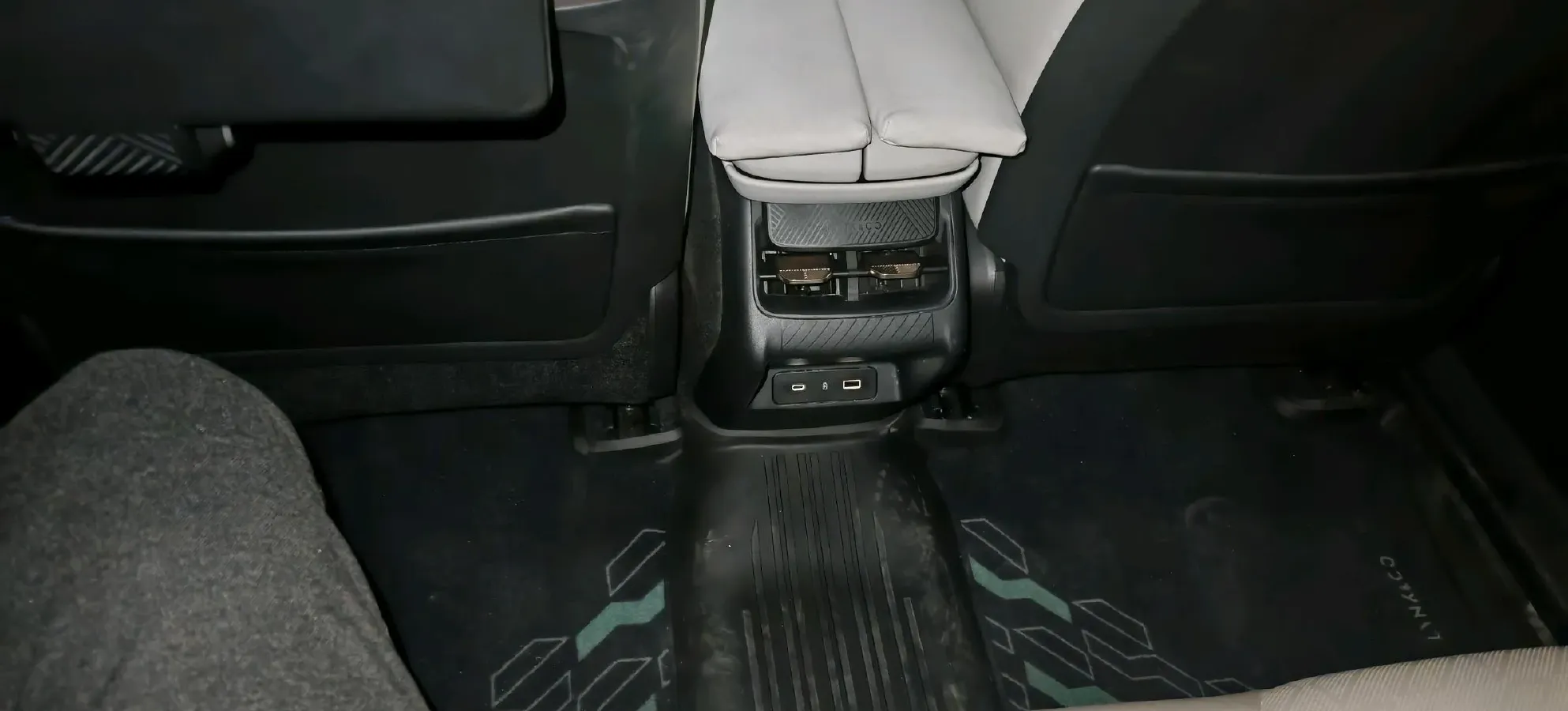 2023 LYNK&CO 08 EM-P 1.5T 163HP L4 3DHT PHEV 39.6KWH,autocango,china used car exporter,china ev exporter,chinese used car exporter,chinese used ev exporter