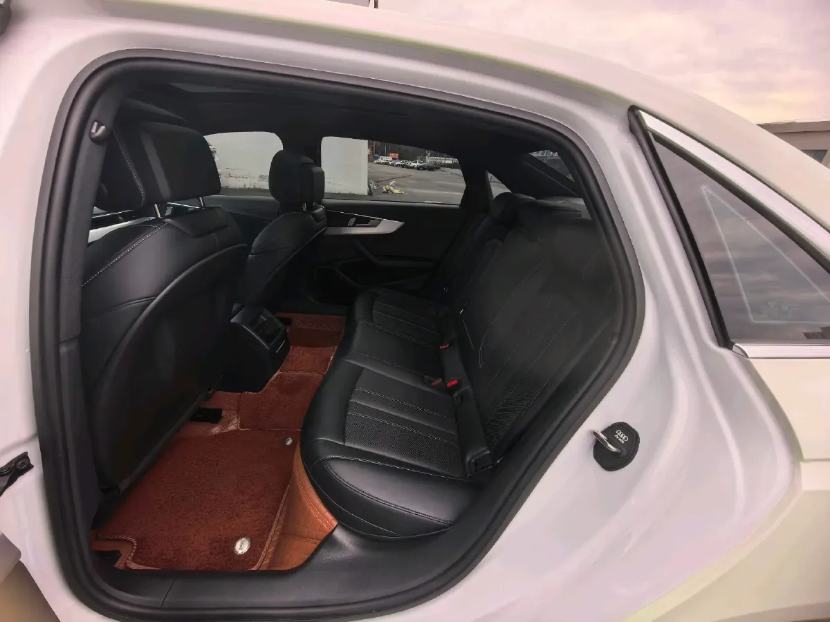 2024 Audi A4L 2.0T 190HP L4 7DCT,autocango,china used car exporter,china ev exporter,chinese used car exporter,chinese used ev exporter