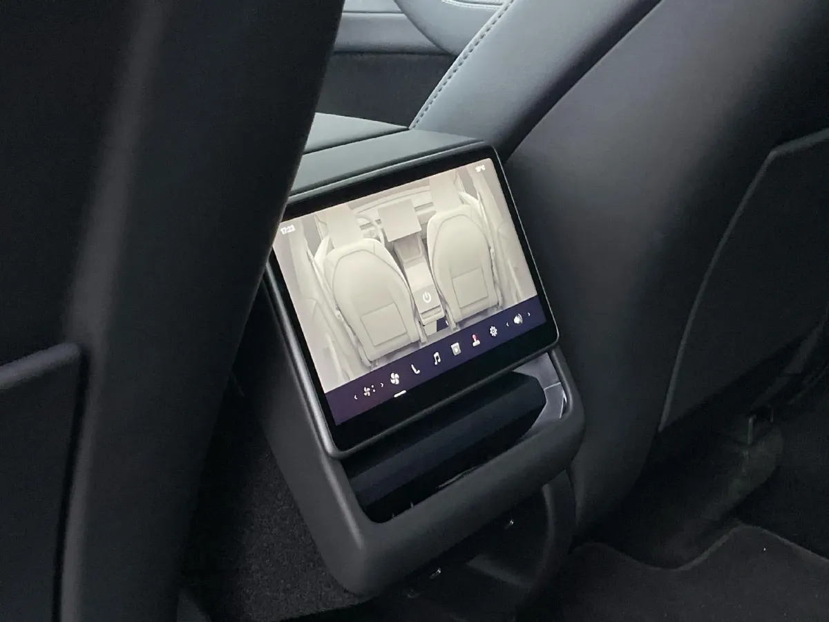 2025 Tesla Model Y BEV 62.5KWH,autocango,china used car exporter,china ev exporter,chinese used car exporter,chinese used ev exporter