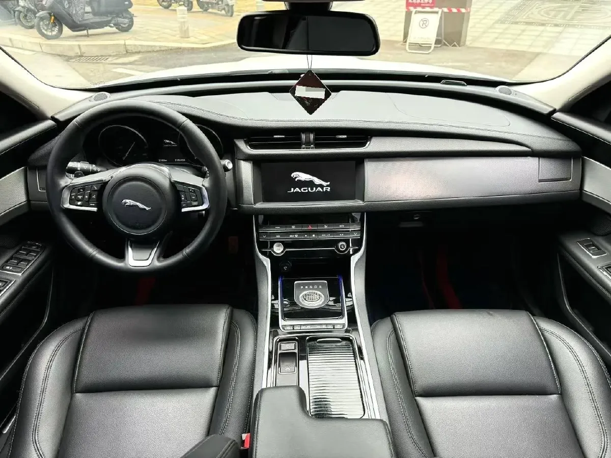 2020 Jaguar XFL 2.0T 200HP L4 8AT,autocango,china used car exporter,china ev exporter,chinese used car exporter,chinese used ev exporter