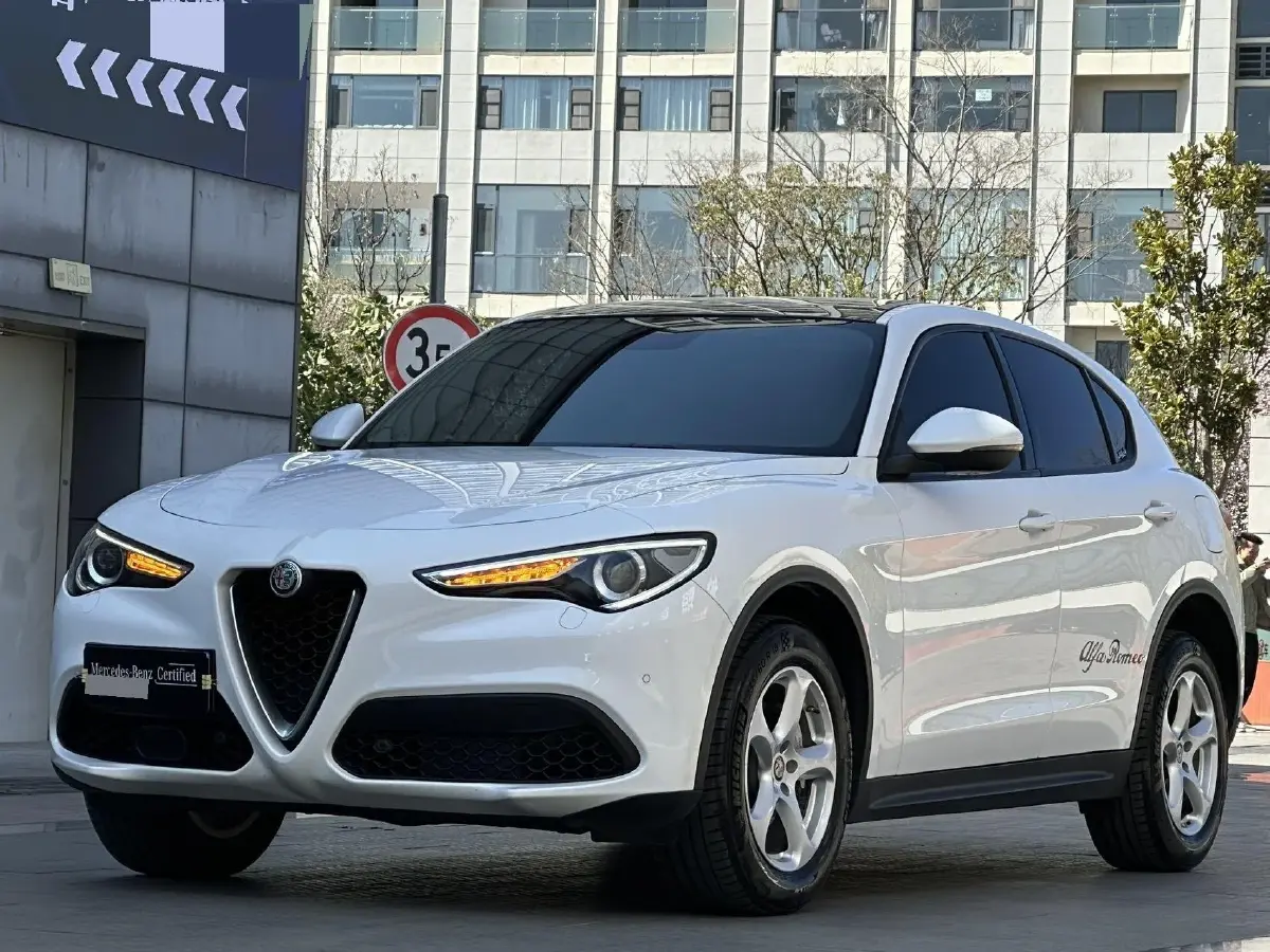 2017 Jaguar XE 2.0T 240HP L4 8AT