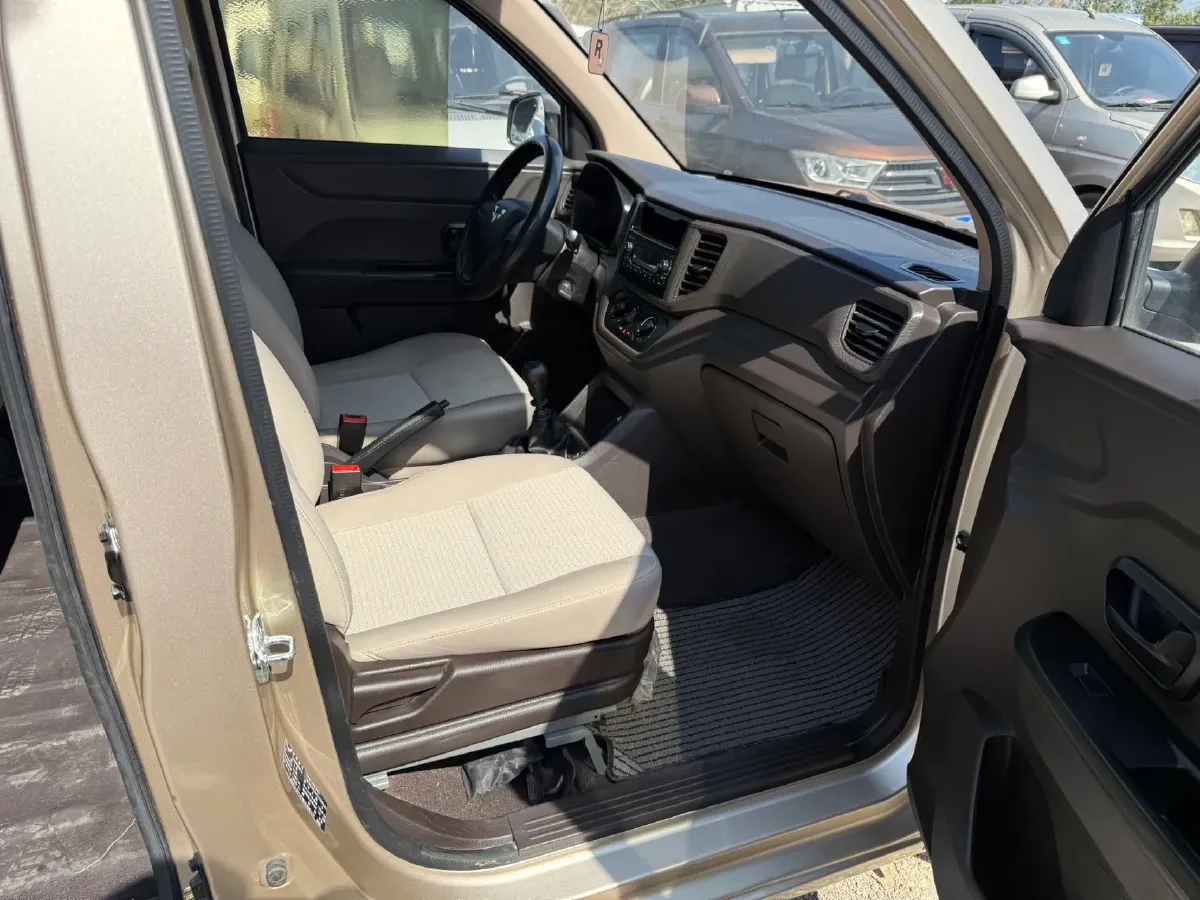 2019 WuLing HongGuang V 1.5L 99HP L4 6MT,autocango,china used car exporter,china ev exporter,chinese used car exporter,chinese used ev exporter