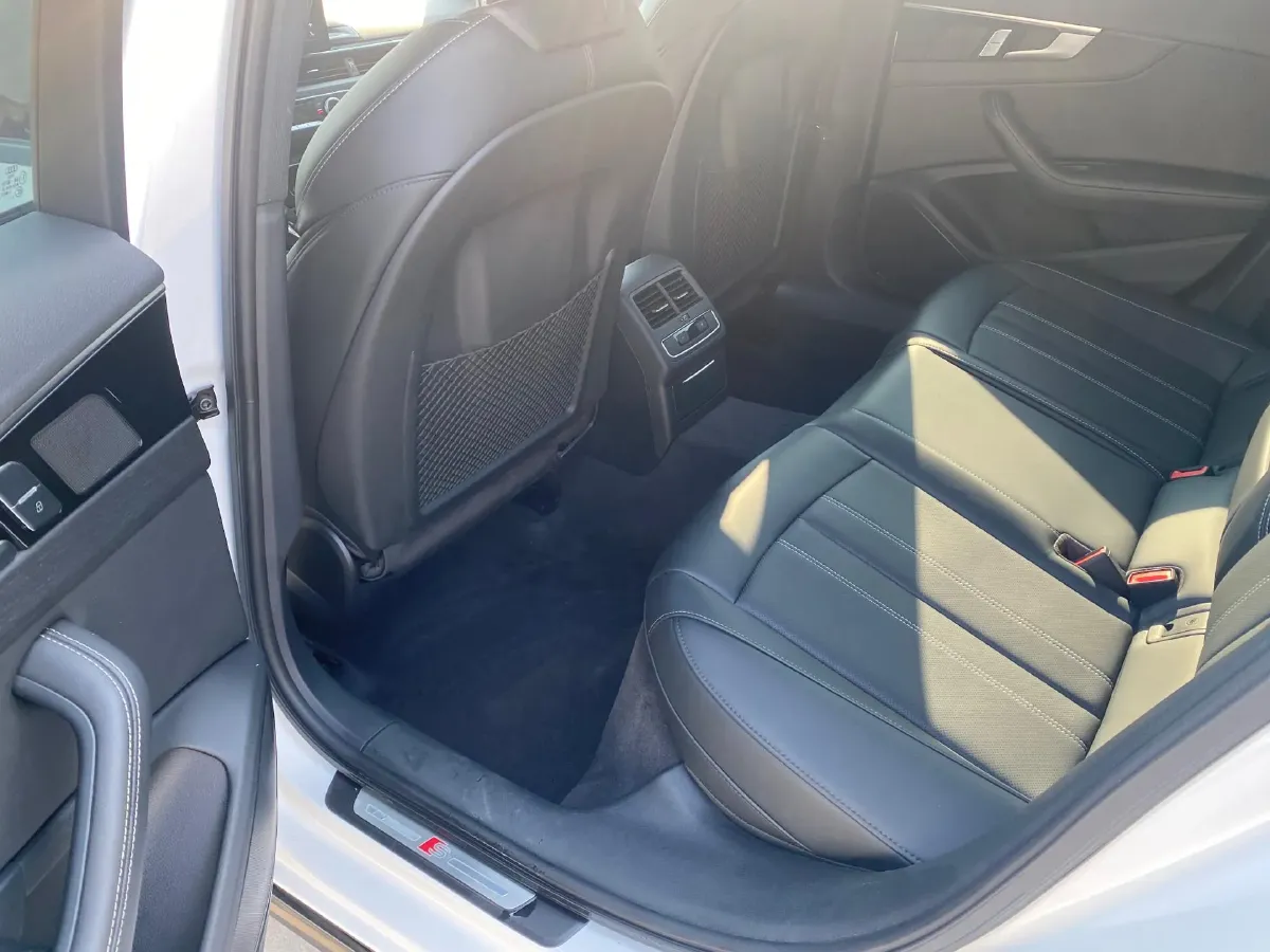 2024 Audi A4L 2.0T 190HP L4 7DCT,autocango,china used car exporter,china ev exporter,chinese used car exporter,chinese used ev exporter