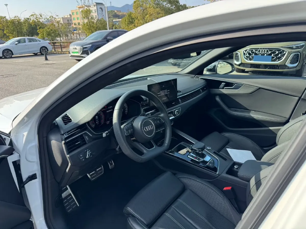 2023 Audi A4L 2.0T 190HP L4 7DCT,autocango,china used car exporter,china ev exporter,chinese used car exporter,chinese used ev exporter