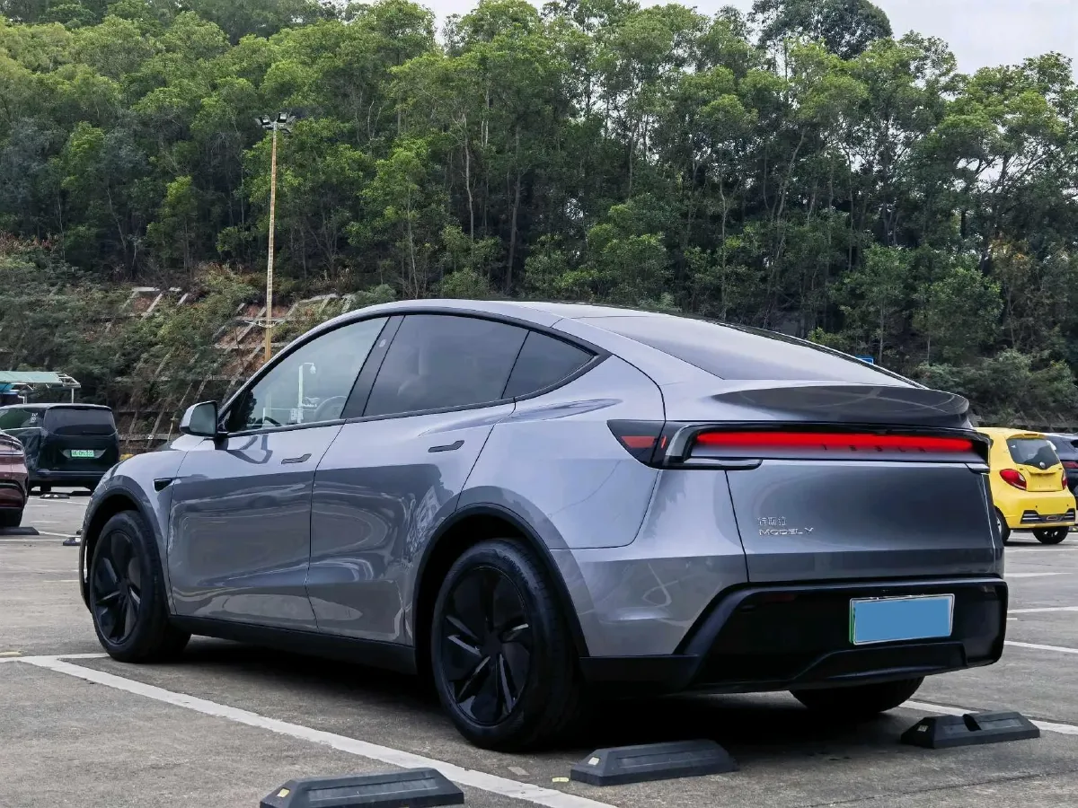 2025 Tesla Model Y BEV 62.5KWH,autocango,china used car exporter,china ev exporter,chinese used car exporter,chinese used ev exporter