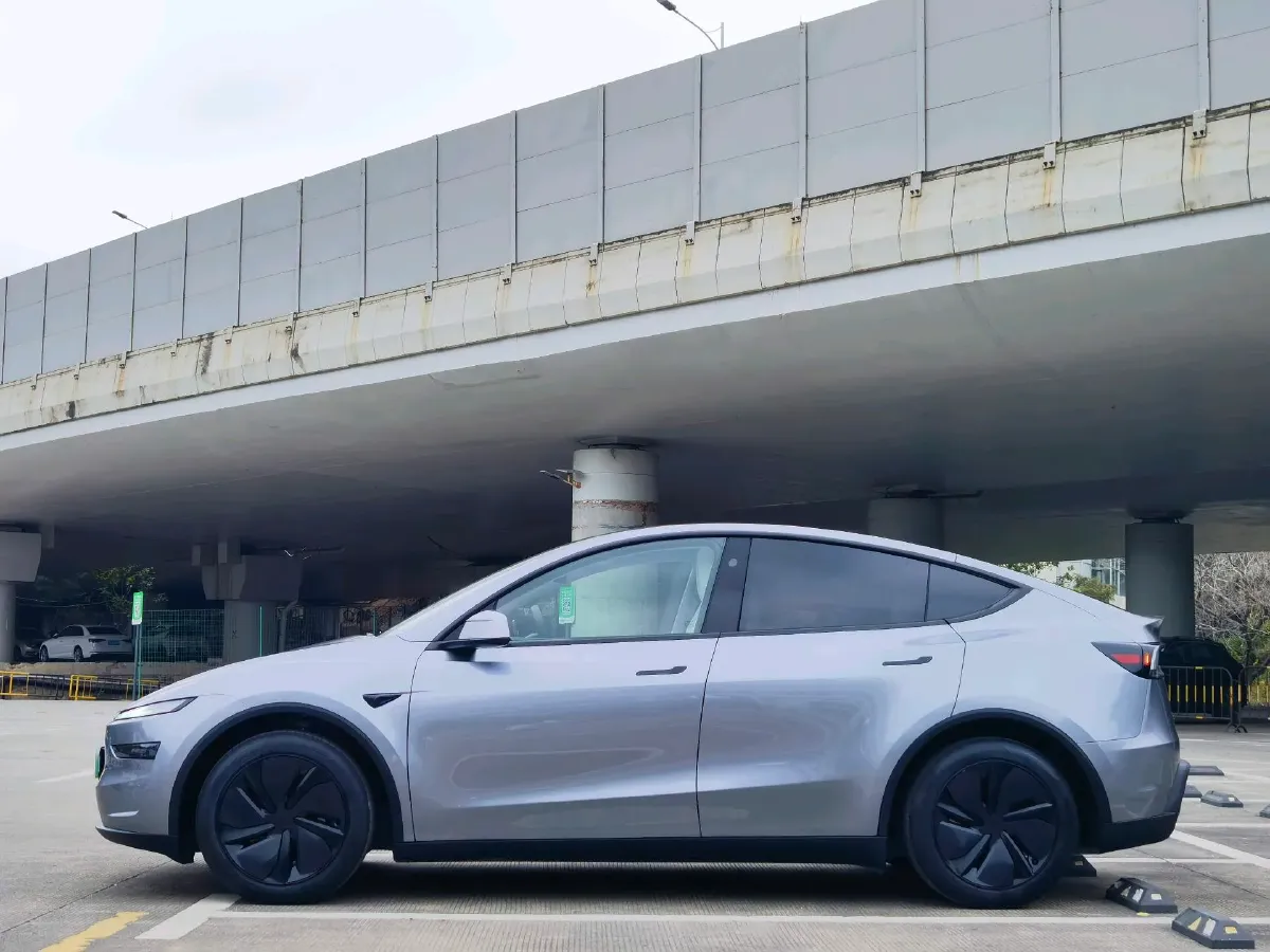 2025 Tesla Model Y BEV 62.5KWH,autocango,china used car exporter,china ev exporter,chinese used car exporter,chinese used ev exporter