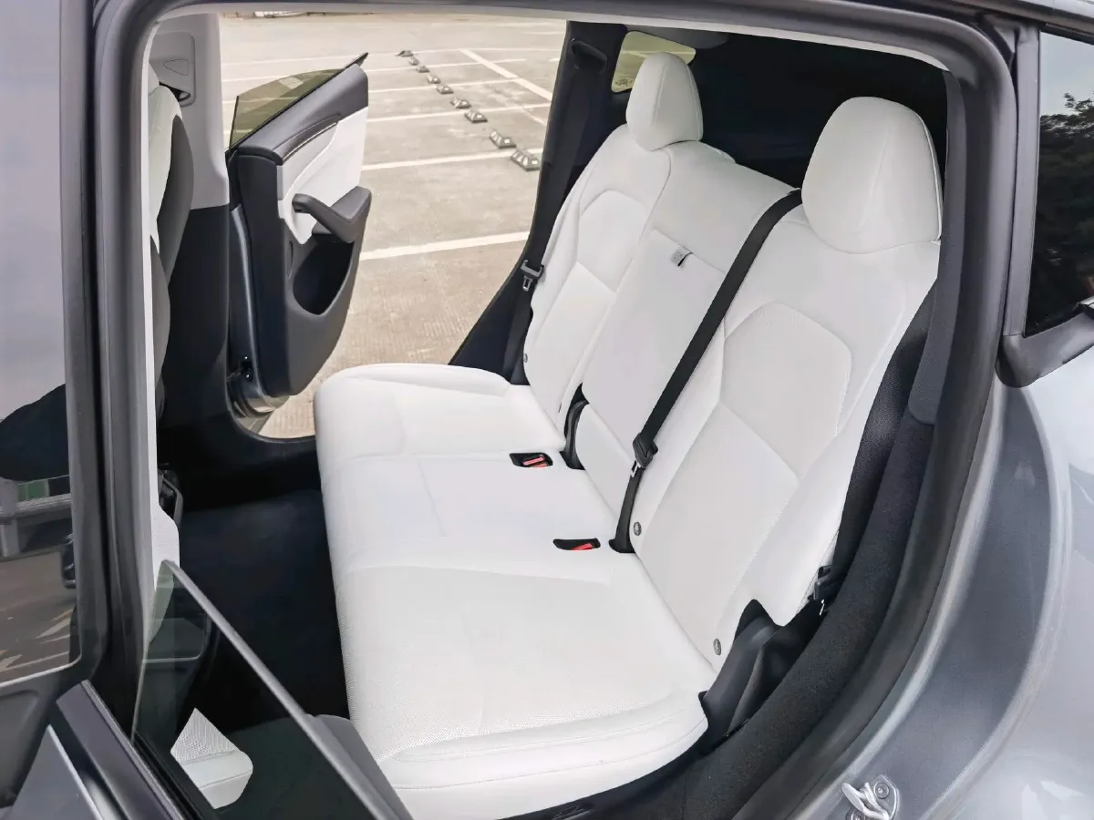 2025 Tesla Model Y BEV 62.5KWH,autocango,china used car exporter,china ev exporter,chinese used car exporter,chinese used ev exporter