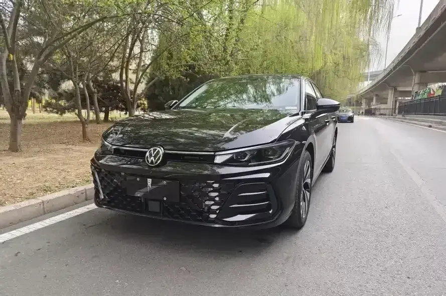 2025 Volkswagen Passat 2.0T 220HP L4 7DCT