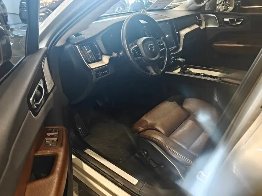 2020 Volvo XC60 2.0T 254HP L4 8AT,autocango,china used car exporter,china ev exporter,chinese used car exporter,chinese used ev exporter